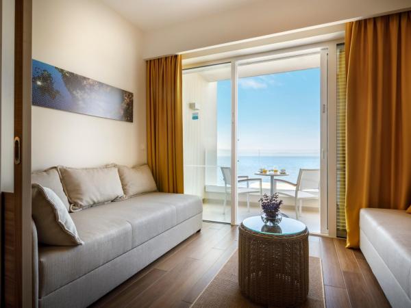 Valamar Bellevue Resort : photo 9 de la chambre room for 2+2 seaview