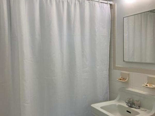 International Inn on the Bay : photo 3 de la chambre chambre lit king-size