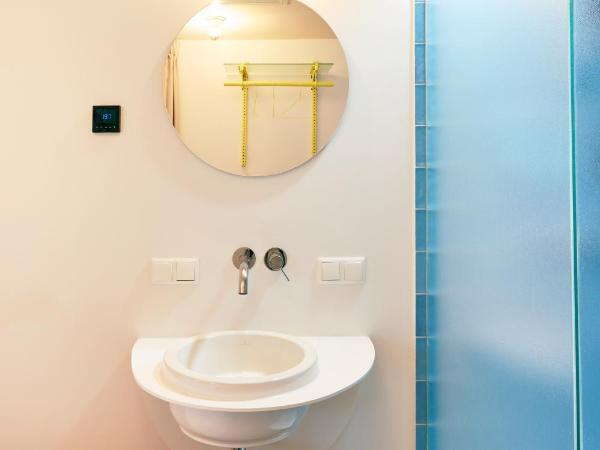 Hotel Not Hotel Rotterdam : photo 7 de la chambre hébergement piscine verticale