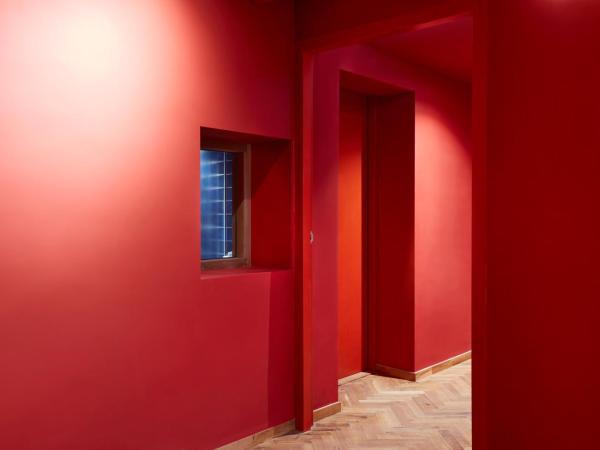 Hotel Not Hotel Rotterdam : photo 1 de la chambre petite chambre en toile rouge