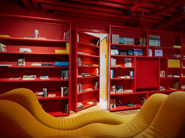 Hotel Not Hotel Rotterdam : photo 1 de la chambre hébergement bibliothèque secrète