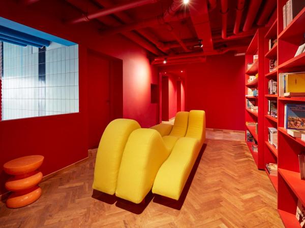 Hotel Not Hotel Rotterdam : photo 1 de la chambre chambre en toile rouge medium