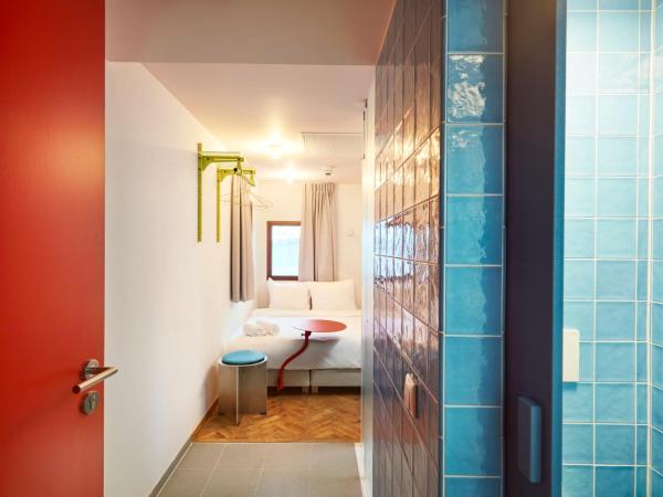 Hotel Not Hotel Rotterdam : photo 5 de la chambre hébergement piscine verticale