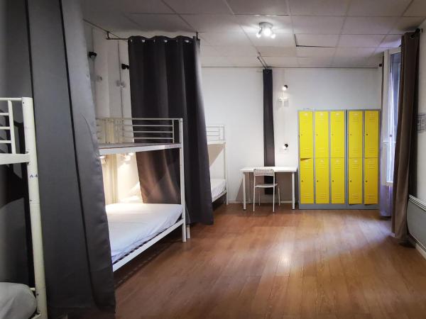 Le Coffice Auberge de Jeunesse : photo 6 de la chambre lit superposé dans dortoir mixte avec salle de bains commune