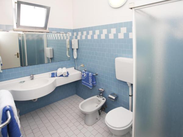 Hotel Villa dei Fiori - sul mare con piscina : photo 4 de la chambre chambre double avec balcon