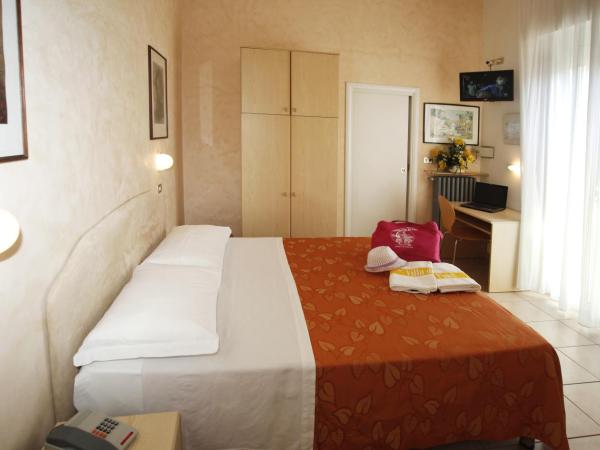 Hotel Villa dei Fiori - sul mare con piscina : photo 3 de la chambre chambre double standard