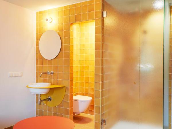 Hotel Not Hotel Rotterdam : photo 10 de la chambre hébergement bibliothèque secrète avec baignoire