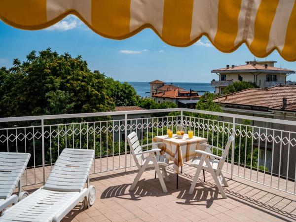 Hotel Villa dei Fiori - sul mare con piscina : photo 9 de la chambre chambre double avec balcon