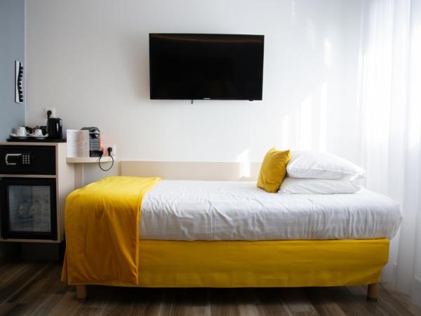 Colmar Hotel : photo 10 de la chambre chambre triple confort - accessible aux personnes à mobilité réduite
