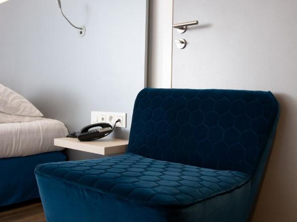 Colmar Hotel : photo 8 de la chambre chambre triple confort - accessible aux personnes à mobilité réduite