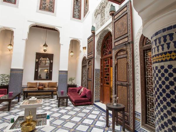 Riad Noujoum Medina : photo 2 de la chambre chambre triple de luxe avec baignoire