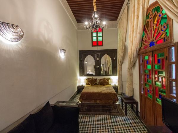 Riad Noujoum Medina : photo 1 de la chambre chambre triple de luxe avec baignoire