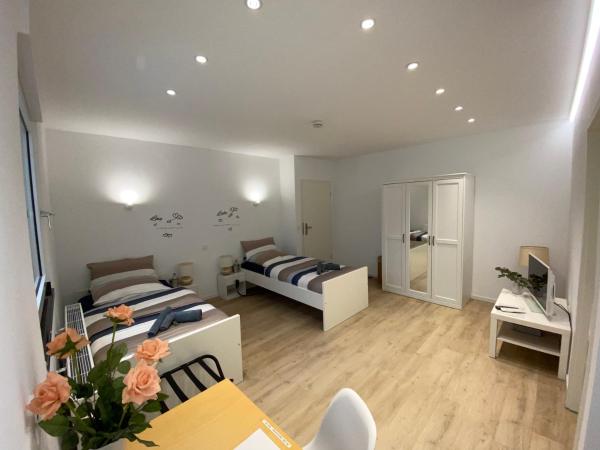 Home-Rose-Garden-Gästehaus kontaktloser Zugang : photo 6 de la chambre chambre double ou lits jumeaux avec salle de bains privative