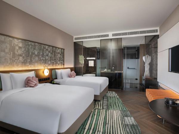 Hotel Indigo Suzhou Yangcheng Lake, an IHG Hotel : photo 2 de la chambre chambre lits jumeaux standard avec vue sur jardin