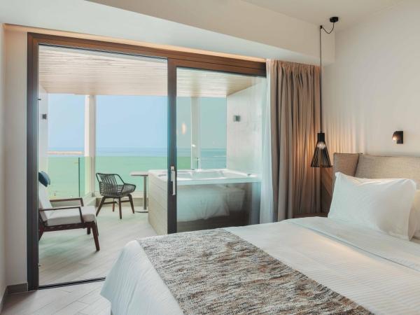 BIO BEACH Boutique Hotel - Adults Only : photo 4 de la chambre suite deluxe avec baignoire spa