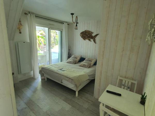 Villa Caraîbes : photo 2 de la chambre chambre double - vue sur piscine