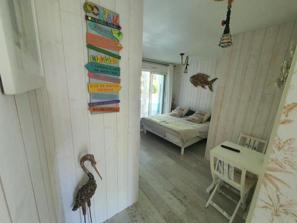 Villa Caraîbes : photo 5 de la chambre chambre double - vue sur piscine