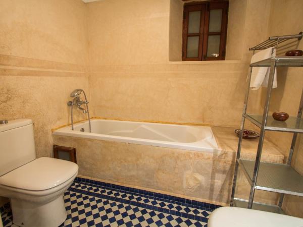 Riad Noujoum Medina : photo 5 de la chambre chambre familiale avec baignoire