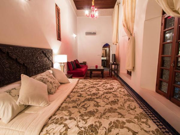 Riad Noujoum Medina : photo 1 de la chambre chambre familiale avec baignoire