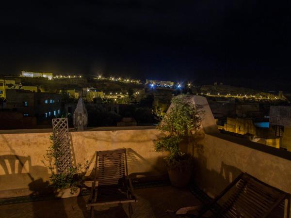 Riad Noujoum Medina : photo 3 de la chambre petite chambre double basique avec douche