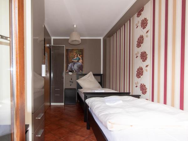 Boutique Hotel Sena : photo 1 de la chambre chambre lits jumeaux avec balcon et salle de bains commune