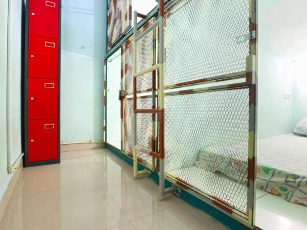 Kabin Kapsul Kayu Jati V Jakarta - Male Only : photo 3 de la chambre lit superposé dans dortoir mixte