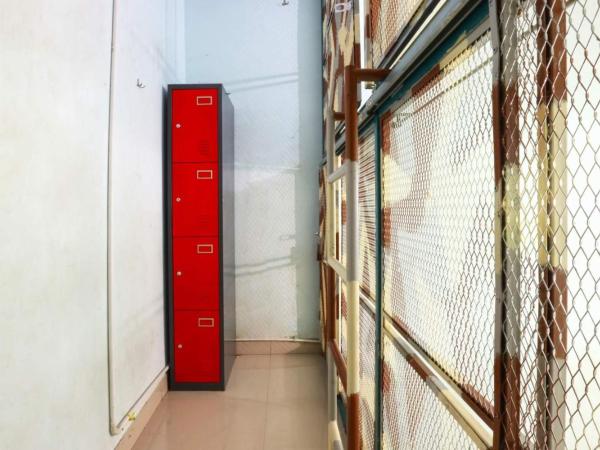 Kabin Kapsul Kayu Jati V Jakarta - Male Only : photo 5 de la chambre lit superposé dans dortoir mixte