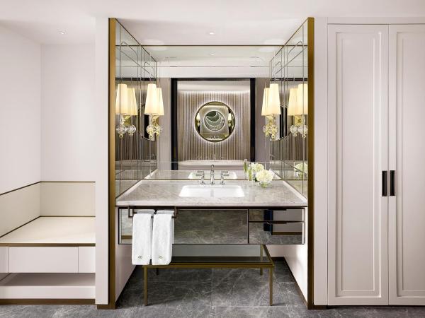 Sofitel Ambassador Seoul Hotel & Serviced Residences : photo 8 de la chambre chambre deluxe côté lac avec 1 lit king-size, vue lac