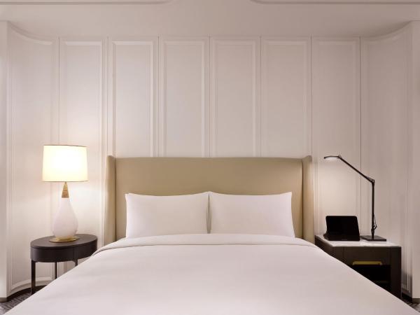 Sofitel Ambassador Seoul Hotel & Serviced Residences : photo 7 de la chambre suite prestige avec accès club millésime, 1 lit king size, vue lac