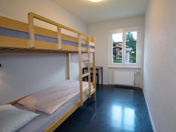 Zermatt Youth Hostel : photo 1 de la chambre chambre lits jumeaux avec salle de bains commune