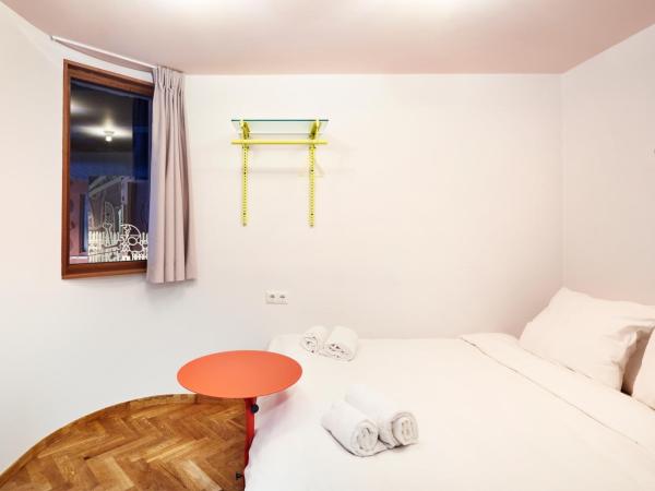 Hotel Not Hotel Rotterdam : photo 2 de la chambre chambre en toile rouge medium