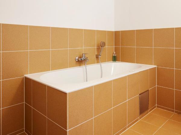 Hotel Not Hotel Rotterdam : photo 2 de la chambre hébergement bibliothèque secrète avec baignoire