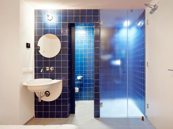 Hotel Not Hotel Rotterdam : photo 4 de la chambre chambre en toile rouge medium