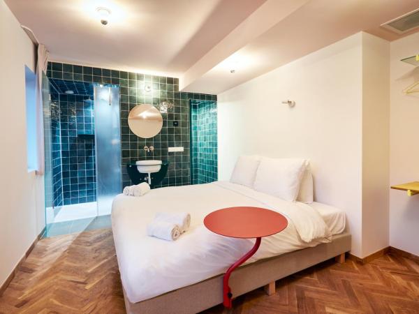 Hotel Not Hotel Rotterdam : photo 3 de la chambre hébergement bibliothèque secrète avec baignoire