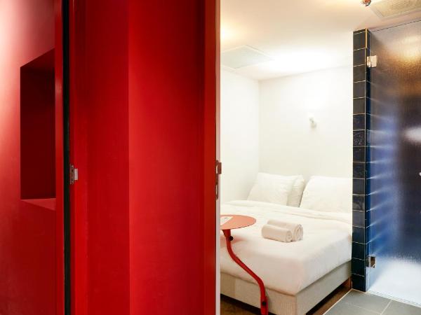 Hotel Not Hotel Rotterdam : photo 2 de la chambre petite chambre en toile rouge