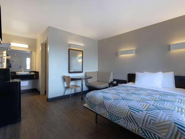 Motel 6-San Antonio, TX - West SeaWorld : photo 6 de la chambre chambre lit queen-size