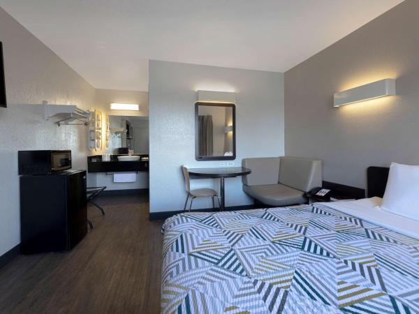 Motel 6-San Antonio, TX - West SeaWorld : photo 7 de la chambre chambre lit queen-size