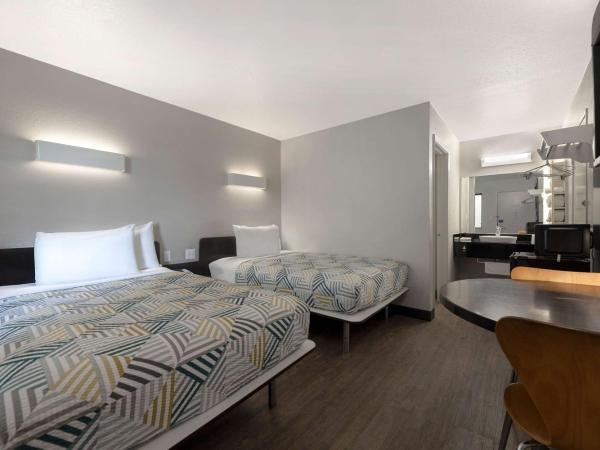 Motel 6-San Antonio, TX - West SeaWorld : photo 3 de la chambre chambre quadruple