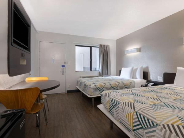 Motel 6-San Antonio, TX - West SeaWorld : photo 4 de la chambre chambre quadruple