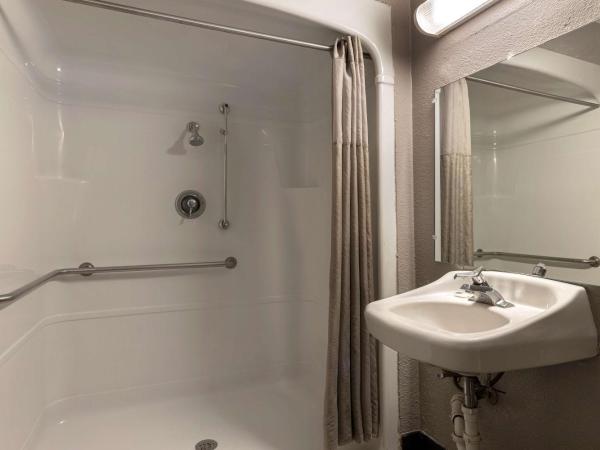 Motel 6-San Antonio, TX - West SeaWorld : photo 8 de la chambre chambre double - accessible aux personnes à mobilité réduite - douche accessible en fauteuil roulant