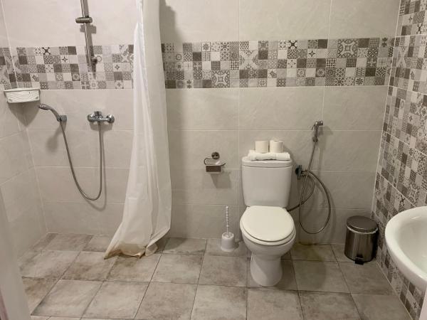Hotel Alquimia Cadiz : photo 2 de la chambre chambre triple avec salle de bains privative
