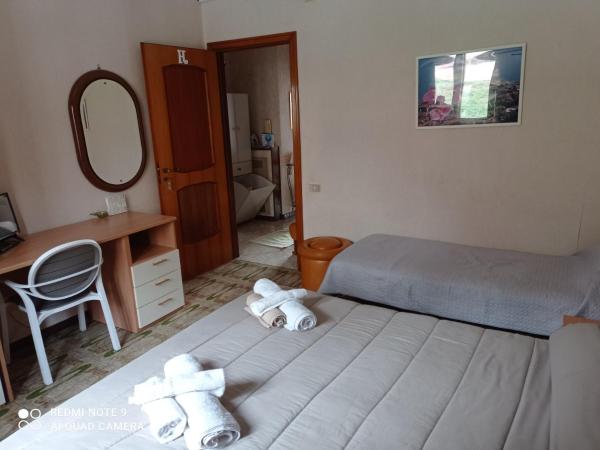 Le ginestre : photo 2 de la chambre chambre triple avec salle de bains commune