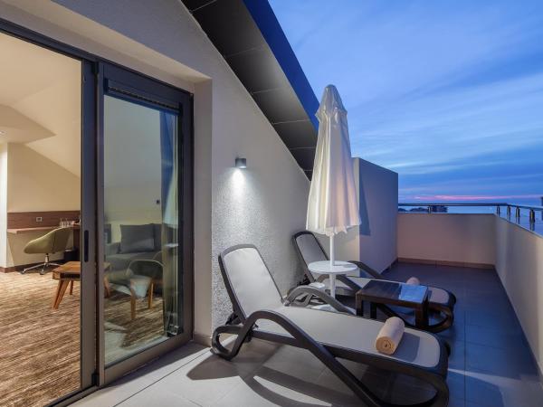 Holiday Inn Antalya - Lara, an IHG Hotel : photo 9 de la chambre suite 1 chambre lit queen-size - vue sur mer