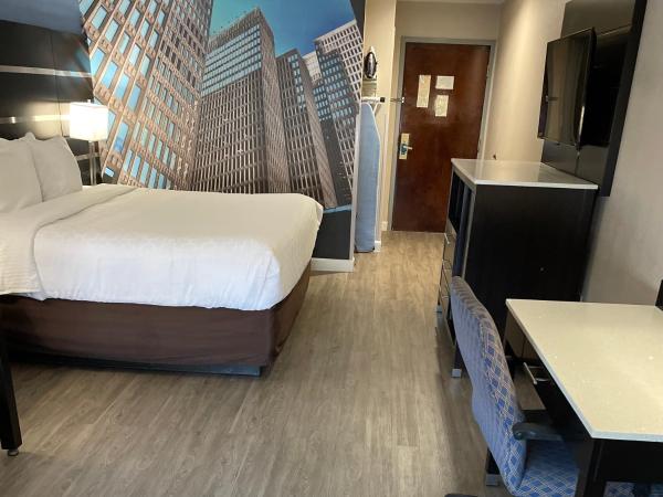 Clarion Pointe Atlanta Airport College Park : photo 2 de la chambre suite lit king-size avec canapé-lit - non-fumeurs