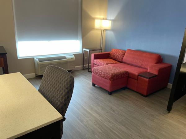 Clarion Pointe Atlanta Airport College Park : photo 3 de la chambre suite lit king-size avec canapé-lit - non-fumeurs