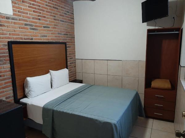 Hotel HCM Guadalajara : photo 8 de la chambre chambre lit queen-size deluxe