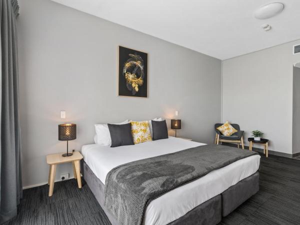 Gilligan's Hotel & Resort Cairns : photo 8 de la chambre chambre lit king-size hôtel avec balcon