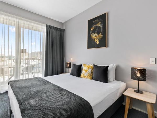 Gilligan's Hotel & Resort Cairns : photo 7 de la chambre chambre lit king-size hôtel avec balcon