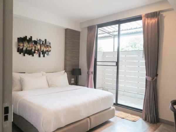 V20 Boutique Jacuzzi Hotel - SHA Extra Plus : photo 4 de la chambre chambre lit king-size avec baignoire spa