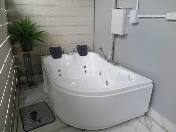 V20 Boutique Jacuzzi Hotel - SHA Extra Plus : photo 9 de la chambre chambre lit king-size avec baignoire spa
